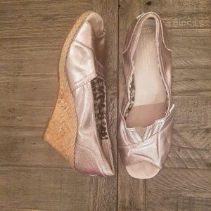TOMS Peep Toe Wedges metallic taupe size 9.5
